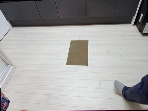 서울 중구 누수탐지 욕실 천장에 번진 누수 흔적과 주변 마감 상태