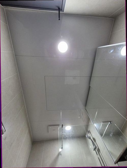서울 강서구 누수탐지 싱크대 하부 연결부와 배수관을 점검하는 장면