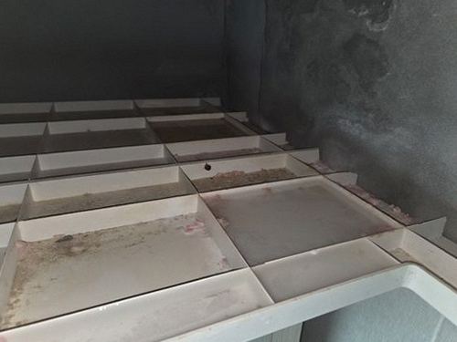 누수탐지 배관과 욕실 주변의 누수 가능 지점을 구분해 살피는 장면