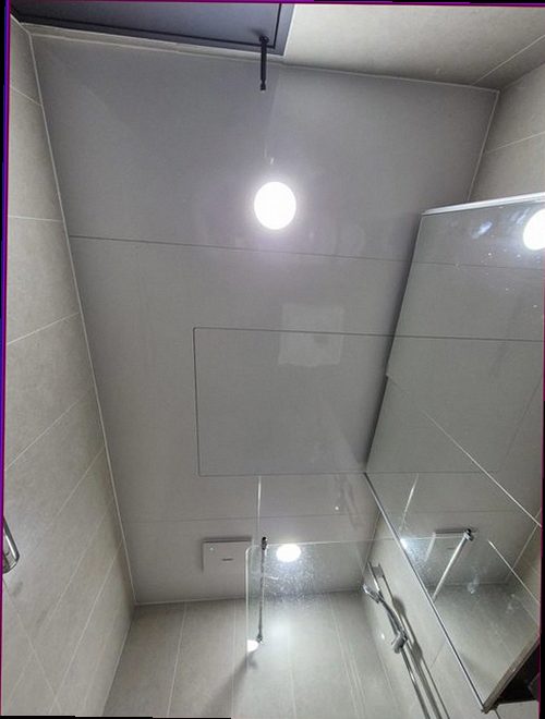 누수탐지 배관 접합부와 주변 벽면의 수분 상태를 비교하는 점검 과정
