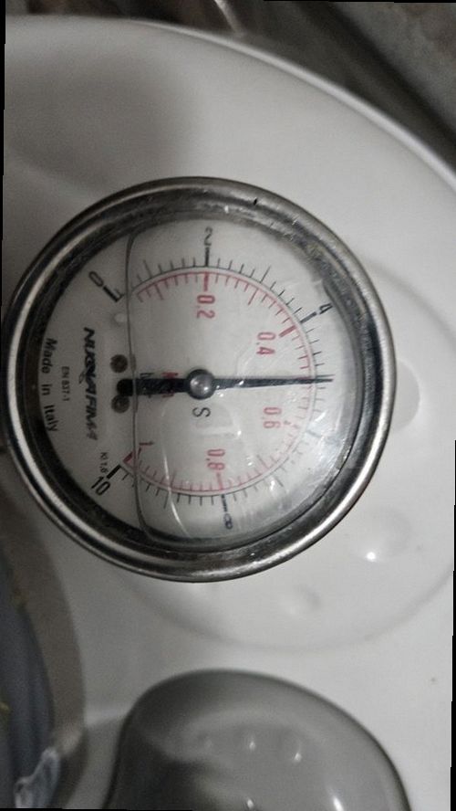 누수탐지 배관 구간별 압력과 누수 흔적을 확인하는 점검 과정