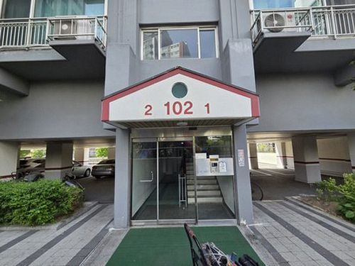 누수탐지 베란다 바닥과 창틀 주변의 물자국 및 마감 상태를 확인하는 모습