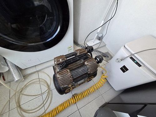 누수탐지 싱크대 하부장 배관 연결부 점검 장면