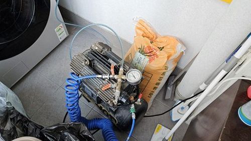 누수탐지 욕실 배수구 주변 배관 점검 장면