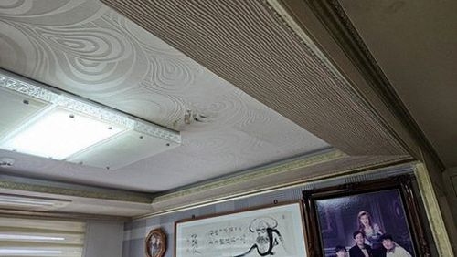 누수탐지 실내 천장 얼룩과 주변 배관 위치를 확인하는 모습