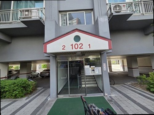 여주 누수탐지 천장과 벽면의 물자국 및 점검 범위를 확인하는 모습