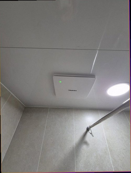 여주 누수탐지 벽면 변색과 바닥 습기 상태를 확인하는 모습