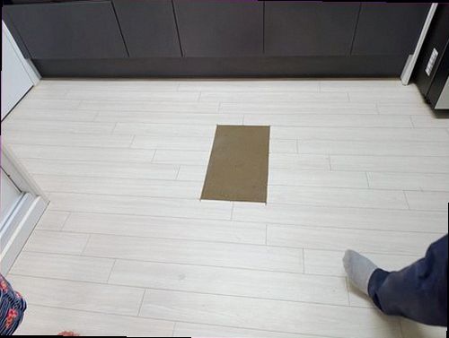 오정구 누수탐지 누수 원인을 확인하기 위해 압력과 수분을 측정하는 과정