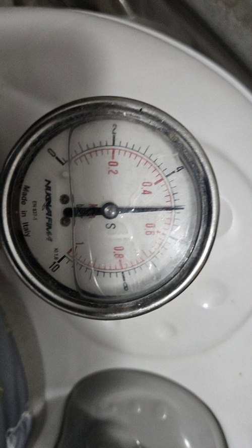 누수탐지 벽과 바닥의 누수 흔적을 살펴보는 점검 장면