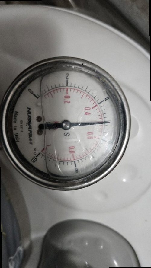 누수탐지 실내 누수 흔적과 배관 점검 위치를 확인하는 모습