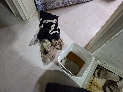 누수탐지 천장 얼룩이 번진 벽지와 점검 장비가 놓인 현장