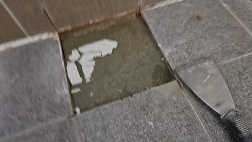 누수탐지 압력 측정 장비와 배관 점검 기록을 확인하는 과정