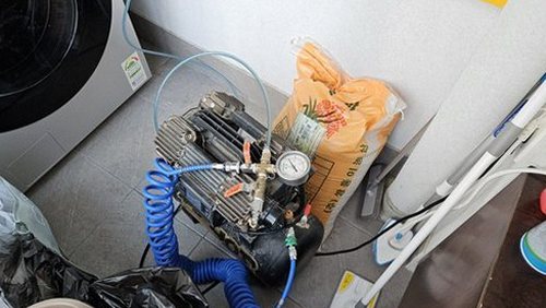 누수탐지 욕실 바닥 점검 장면