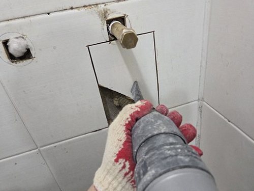 누수탐지 상담 전 메모와 견적서를 함께 살펴보는 장면