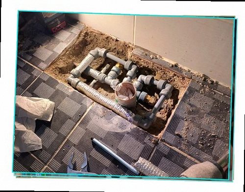 연수구 누수탐지 욕실 바닥과 벽면의 미세한 누수 흔적을 확인하는 모습