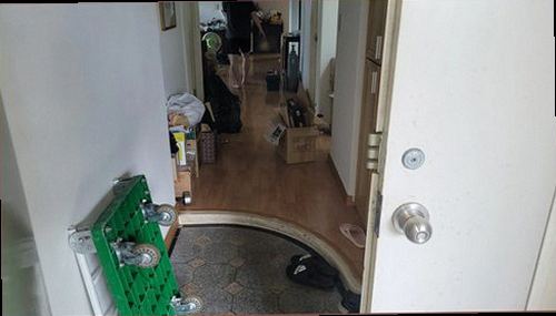 미추홀구 누수탐지 누수로 변색된 벽면과 천장 상태를 확인하는 모습