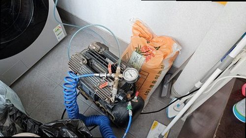 누수탐지 누수 수리 후 배관 주변과 바닥 상태를 재확인하는 모습