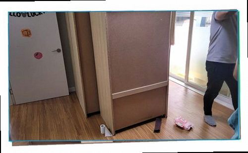 마포구 누수탐지 벽지 하단과 몰딩 주변에 나타난 물기 흔적