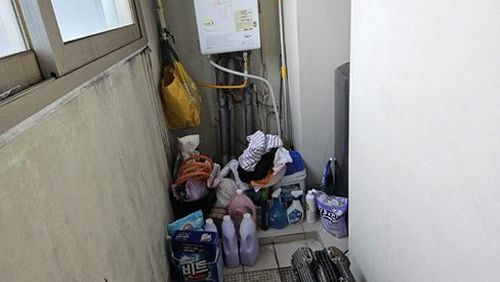 누수탐지 벽지 얼룩이 번진 실내 벽면을 점검하는 장면