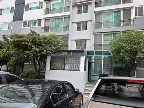 누수탐지 배관 점검 기록지와 계량기 확인 장면