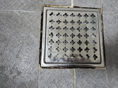 누수탐지 계량기와 욕실 밸브 주변을 확인하는 점검 장면