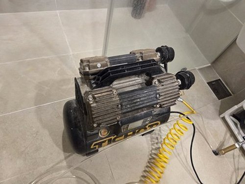 누수탐지 현장 바닥 점검 장면
