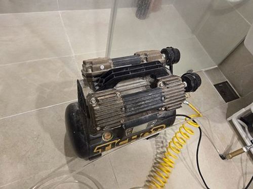 누수탐지 벽면 습기 측정 장면