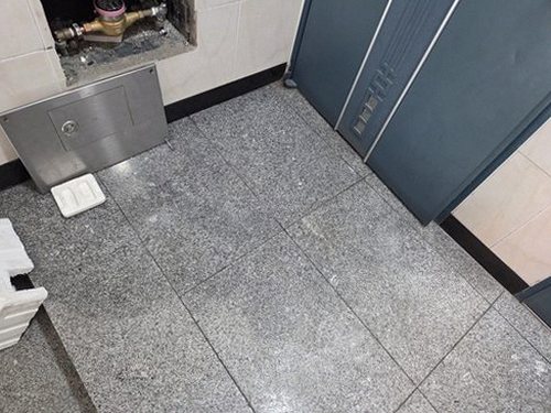 누수탐지 배관 연결부 누수 부위를 점검하는 현장 장면