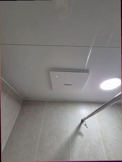 누수탐지 누수 보수 후 배관 상태와 주변 마감면을 재확인하는 모습