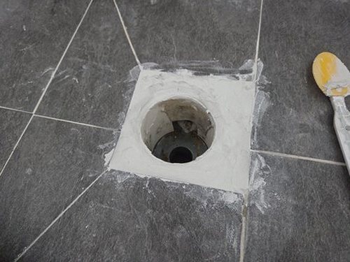 누수탐지 욕실 벽면과 바닥 줄눈 주변의 습기 흔적을 살펴보는 모습