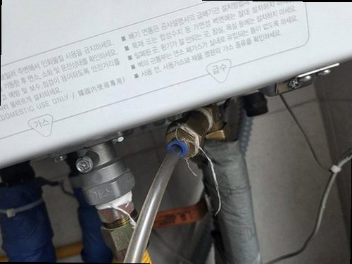 누수탐지 바닥 난방 배관 주변을 열화상 장비로 점검하는 모습