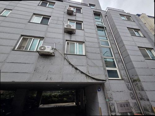 누수탐지 열화상 카메라로 바닥 온도 차이를 확인하는 모습