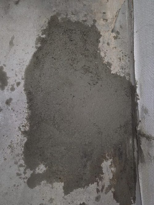 누수탐지 배관 보수 후 벽면 건조 상태를 점검하는 모습