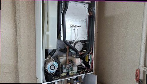 강북구 누수탐지 천장 누수 흔적과 벽면 변색을 확인하는 현장 점검 모습