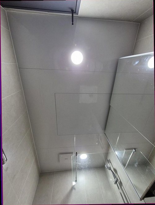 도봉구 누수탐지 싱크대 하부 배관과 수납장 내부의 물기 점검 모습