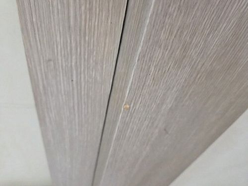 누수탐지 수분 측정 장비로 실내 마감 상태를 확인하는 모습