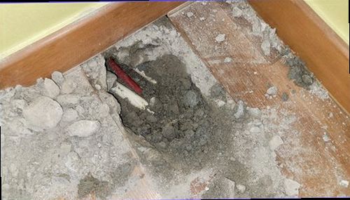 양주 누수탐지 난방 배관 이상 여부를 확인하기 위해 분배기와 바닥 상태를 살피는 현장