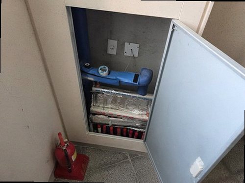 누수탐지 분배기 주변과 바닥 누수 흔적을 확인하는 현장 점검 모습
