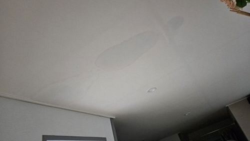 누수탐지 수분 측정 장비로 천장 주변의 습도를 확인하는 과정