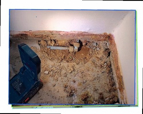 이천 누수탐지 누수 원인을 확인하기 위해 배관과 벽면 상태를 점검하는 과정