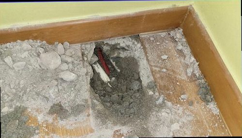 파주 누수탐지 배수구 연결부와 창호 하부를 보강한 뒤 상태를 확인하는 모습