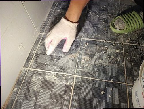 평택 누수탐지 천장 모서리에 번진 얼룩과 들뜬 벽지 상태
