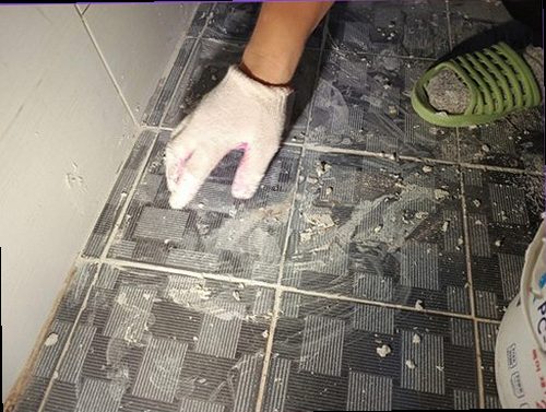 덕양구 누수탐지 누수 의심 공간의 바닥과 벽면 상태를 확인하는 모습