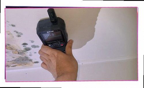 원미구 누수탐지 측정 장비로 바닥과 벽면의 수분 수치를 비교하는 모습