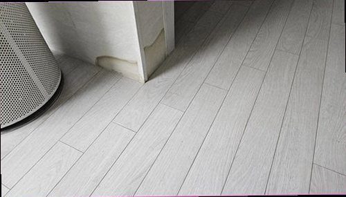 수정구 누수탐지 화장실 배관 주변의 습기와 마감 상태를 확인하는 모습