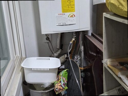 누수탐지 배관 연결부와 설비 주변을 점검하며 누수 원인을 확인하는 모습