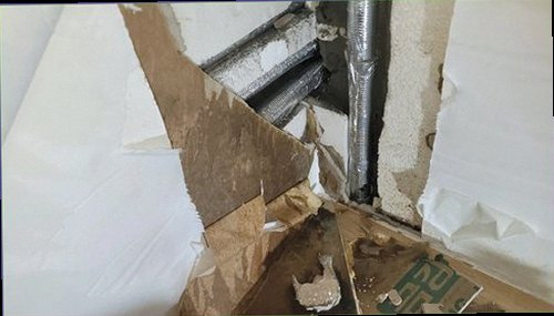 기흥구 누수탐지 침실 바닥과 벽면 하단의 습기 흔적을 확인하는 현장