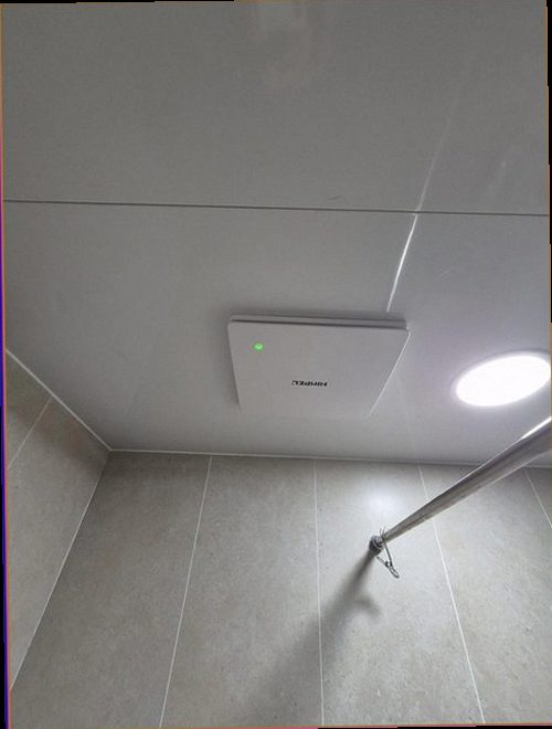수지구 누수탐지 배관 연결부 점검 후 주변 마감 상태를 확인하는 모습