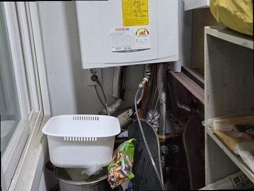 누수탐지 난방 설비 압력 게이지와 배관 연결부를 점검하는 모습