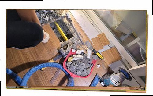 천안시 동남구 누수탐지 천장과 벽면에 나타난 물자국 및 벽지 들뜸 모습